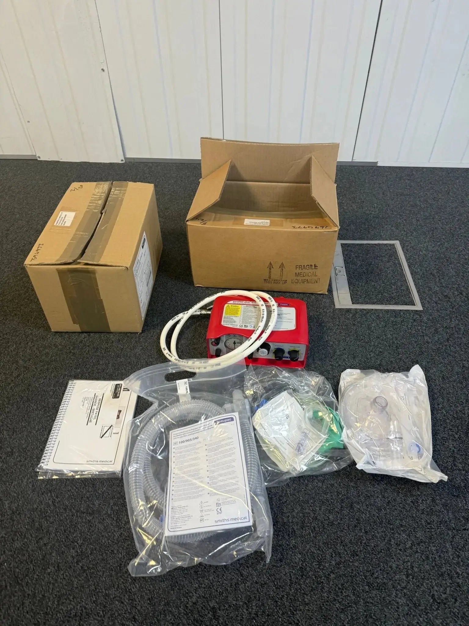 Smiths Medical ParaPAC Plus 310 Transport Ventilator MR Conditional *Mfd 2020* with Hose, Lithium Battery and Accessories Smiths Medical